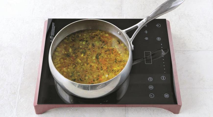 Фото приготовления рецепта: Крем-суп из белой фасоли с кейлом, шаг №3