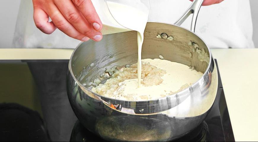 Фото приготовления рецепта: Рисовая каша с клубникой, шаг №2