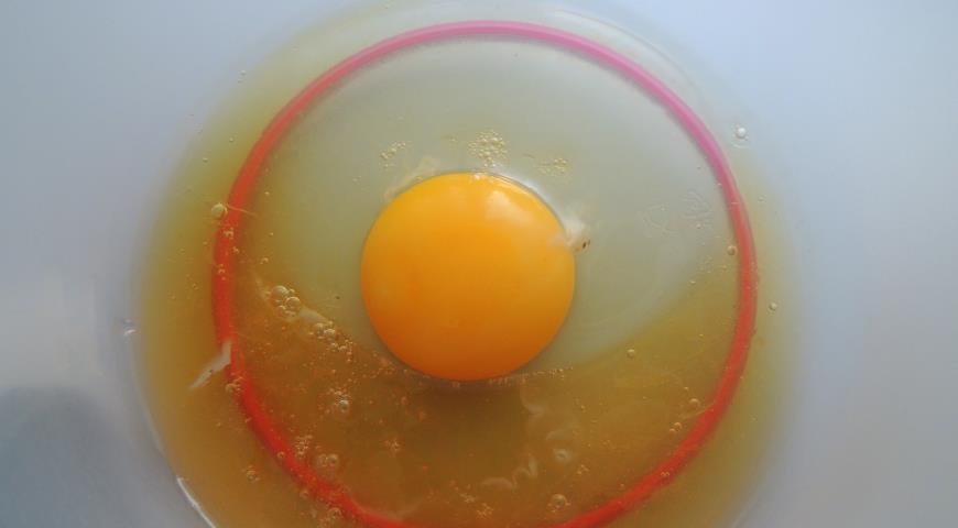 Яйцо смешиваем с медом
