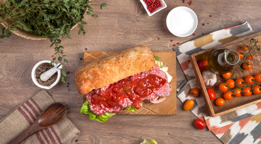 Фото приготовления рецепта: Большой итальянский сэндвич на чиабатте с томатным соусом, шаг №2