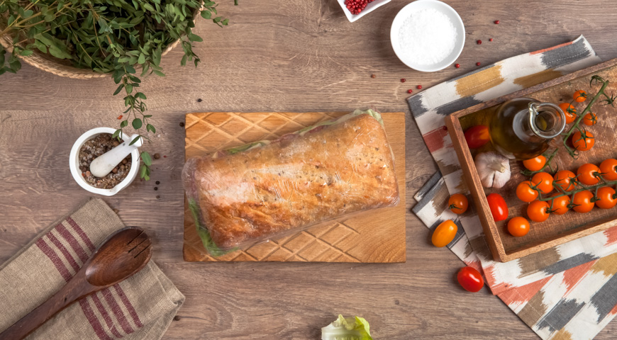 Фото приготовления рецепта: Большой итальянский сэндвич на чиабатте с томатным соусом, шаг №3