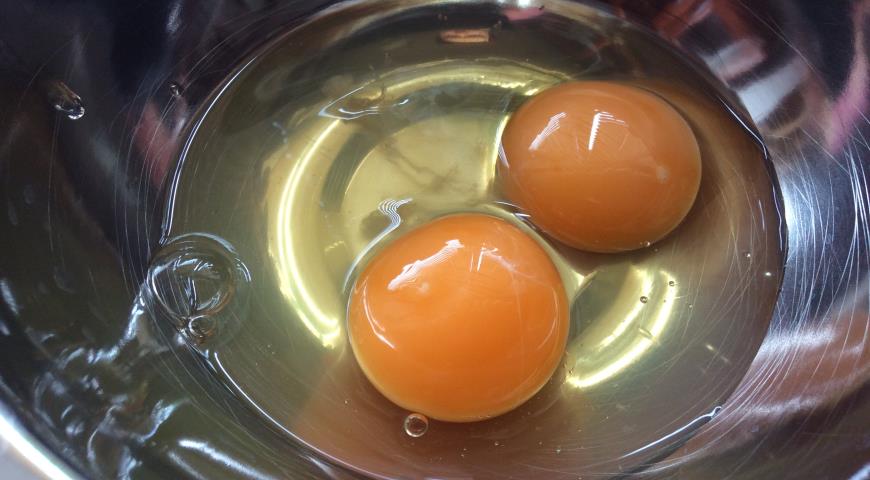 Омлет с кабачками для летнего завтрака, разбить яйца в миску