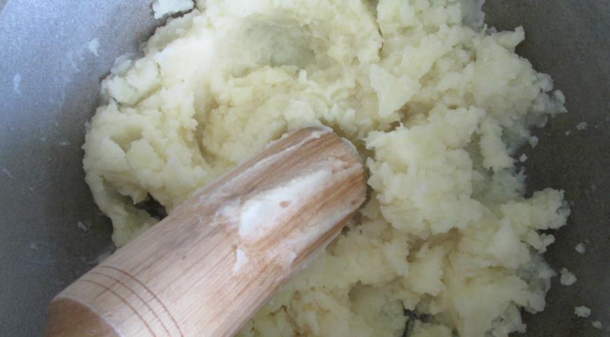 Приготовить картофельное пюре для начинки вареников