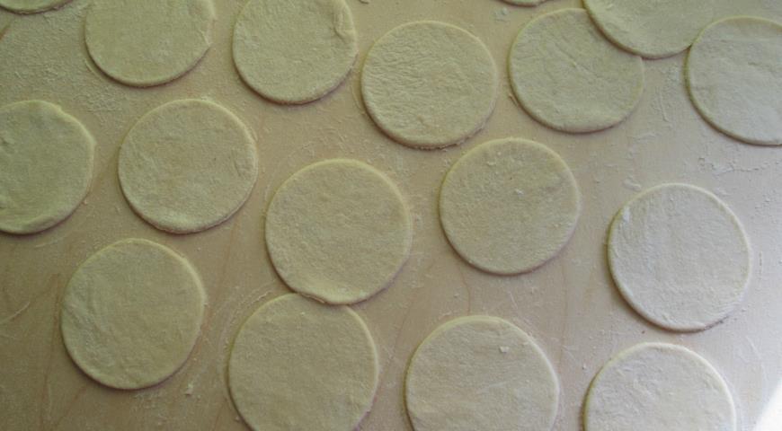 Раскатать тесто и вырезать круги для приготовления вареников