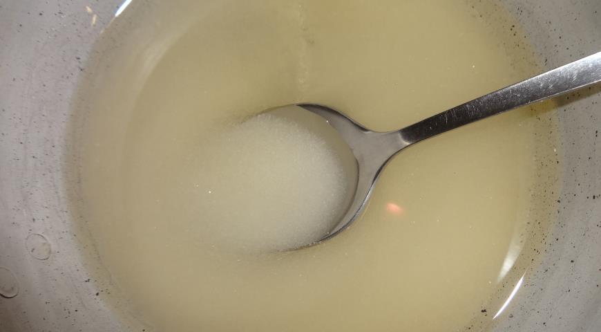 Для приготовления крема варим густой сахарный сироп