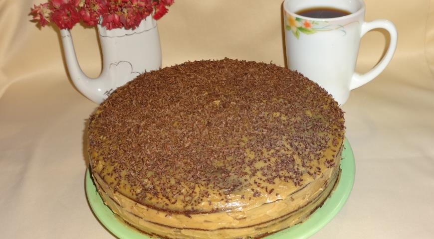 Кофейный торт посыпаем тертым горьким шоколадом