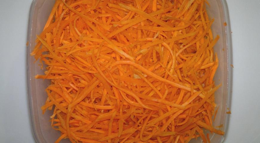 Острая маринованная цветная капуста, натереть морковь