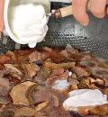 Фото приготовления рецепта: Тушеная капуста с мясом и грибами, шаг №2