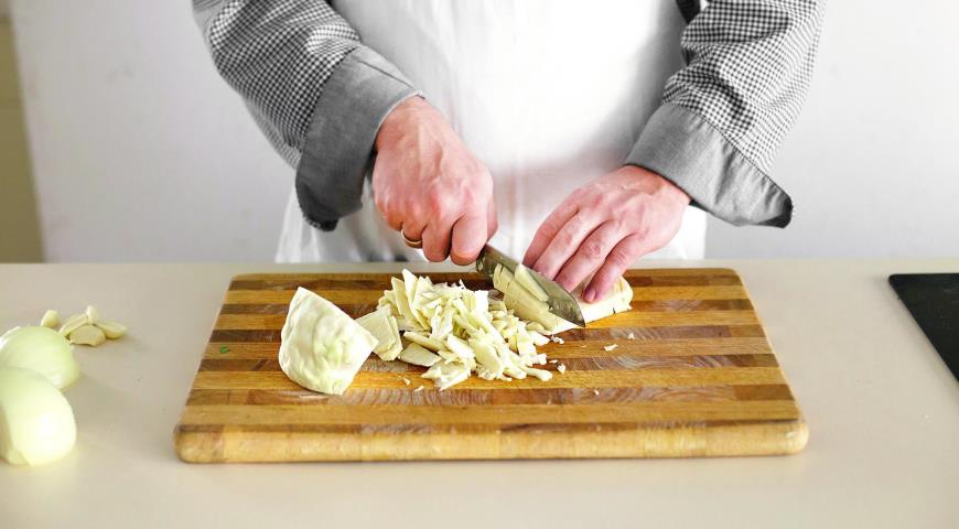 Фото приготовления рецепта: Вкусный постный борщ с фасолью, шаг №2