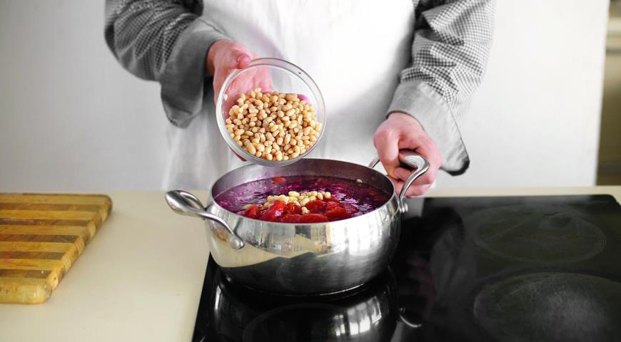 Фото приготовления рецепта: Вкусный постный борщ с фасолью, шаг №6