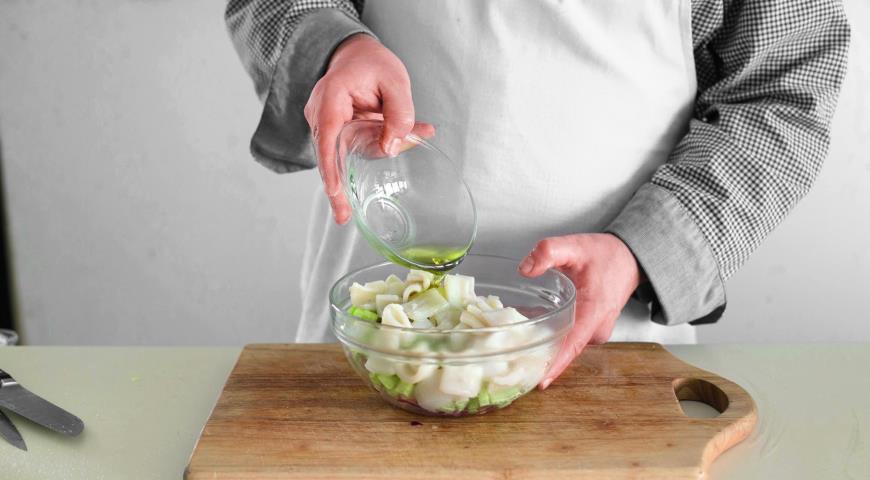 Фото приготовления рецепта: Постный салат с кальмарами, шаг №5