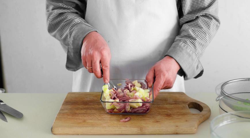 Фото приготовления рецепта: Постный салат с кальмарами, шаг №4