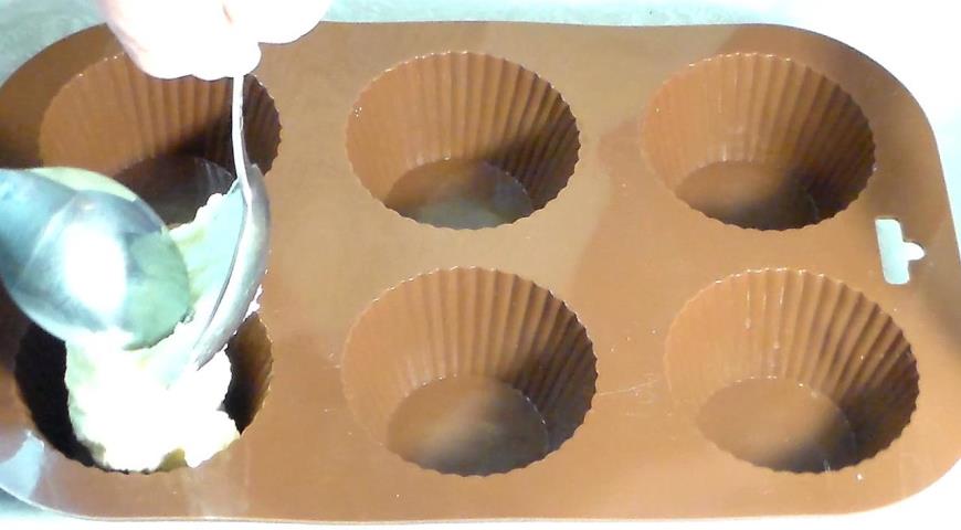 Выкладываем тесто творожных кексов с изюмом в форму для выпечки