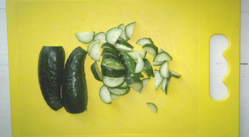 Фото приготовления рецепта: Овощной салат с пикантным соусом, шаг №2