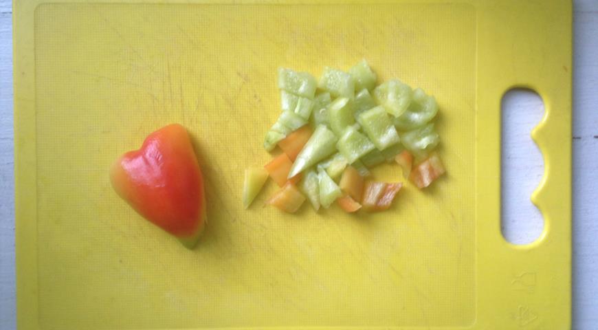 Фото приготовления рецепта: Овощной салат с пикантным соусом, шаг №3