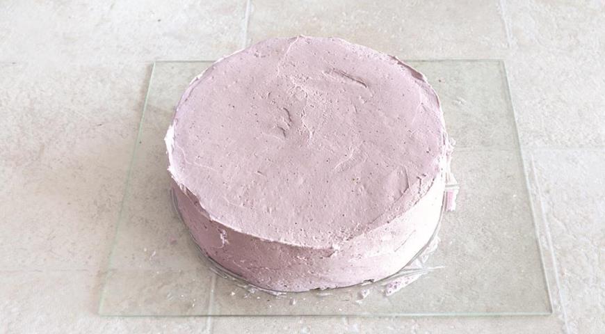 Фото приготовления рецепта: Торт с ягодным кремом, шаг №6