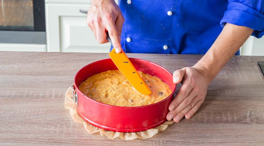 Морковный пирог, переложите получившееся тесто в форму и аккуратно разровняйте лопаточкой