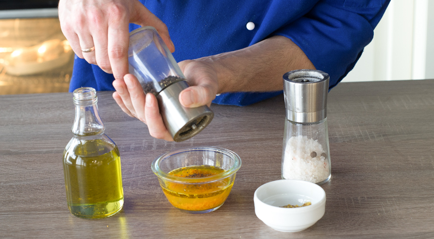 Салат с крабовыми палочками, добавьте оливковое масло