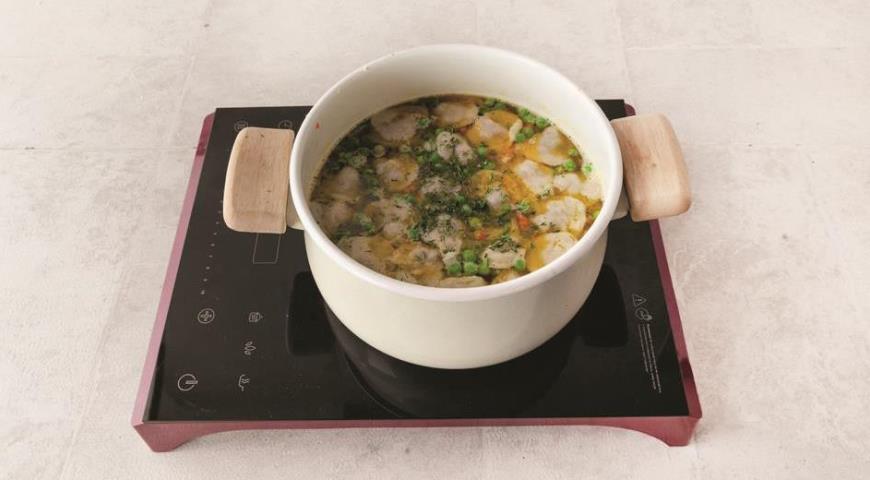 Фото приготовления рецепта: Суп с пельменями из курицы, шаг №6