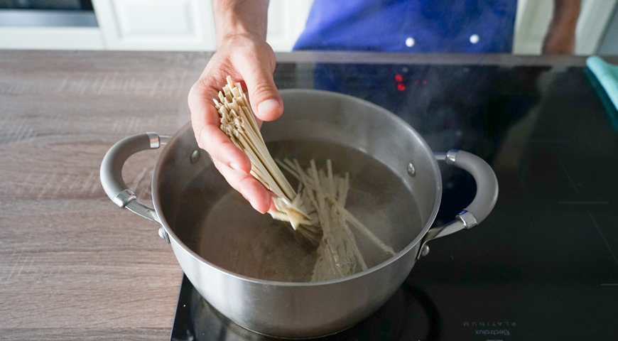 Фото приготовления рецепта: Пшеничная лапша, базовый рецепт, шаг №2