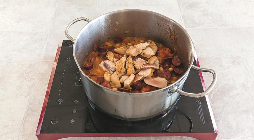 Фото приготовления рецепта: Рагу из фасоли с курицей и колбасками, шаг №4