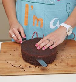 Фото приготовления рецепта: Шоколадный торт «Клюква в снегу», шаг №4