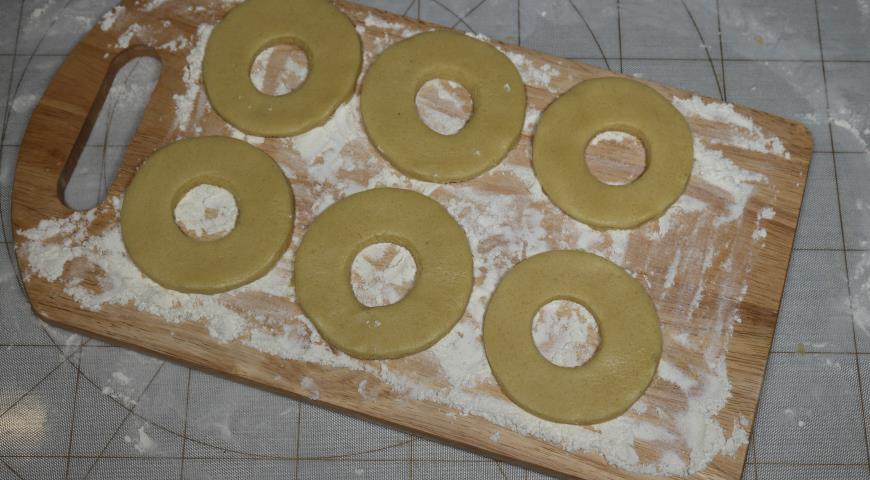 Фото приготовления рецепта: Песочные кольца с орехами, шаг №6