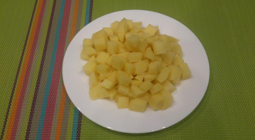 Нарезать картофель кубиками для приготовления супа