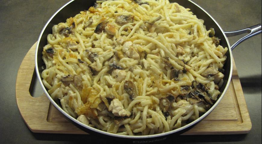 Добавить к спагетти с курицей и грибами сливки