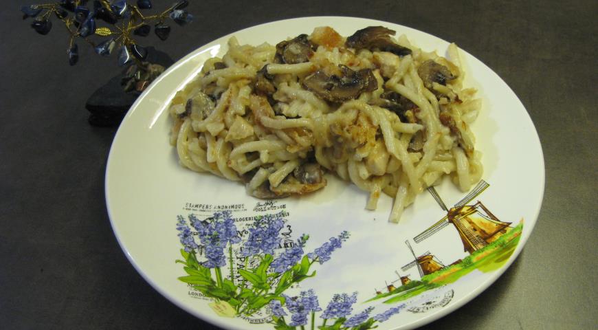 Сливочные спагетти с курицей и грибами поставить на плиту и готовить до загустения