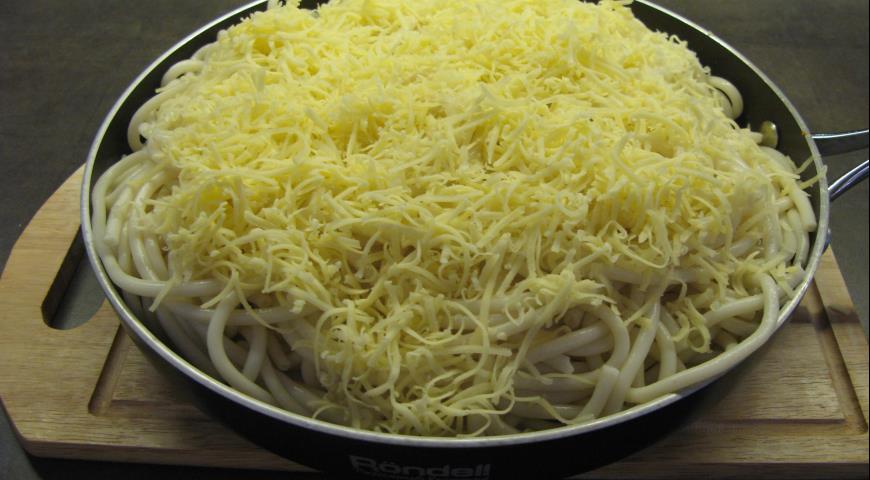 Посыпать спагетти тертым сыром