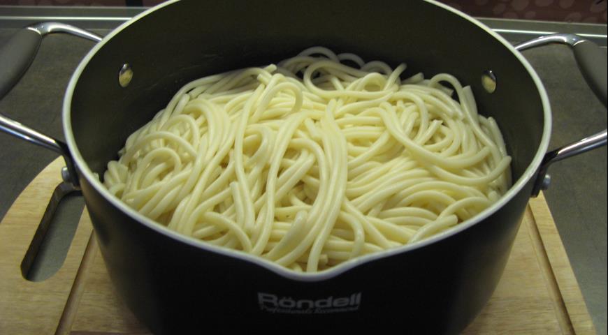 Отварить спагетти в подсоленной воде