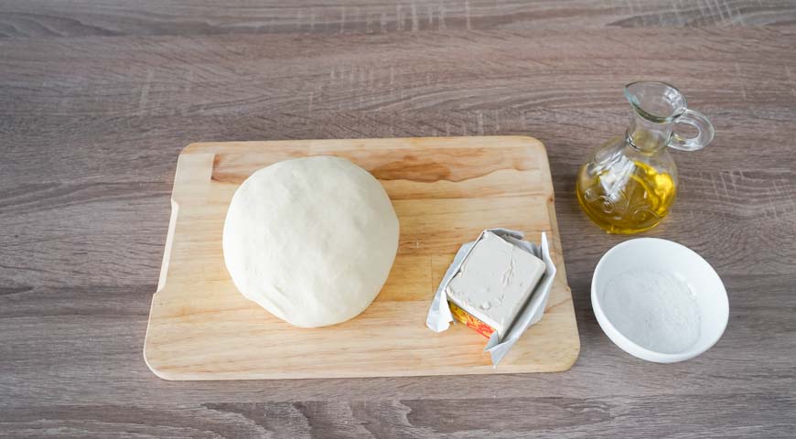 Булочки из дрожжевого теста в духовке, добавьте в смесь раскрошенные дрожжи, соль и оливковое масло, замесите тесто, вымесите его до гладкости