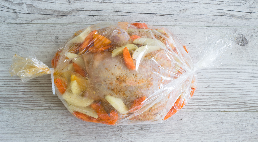 Курица, запеченная в рукаве, положите курицу с овощами в рукав
