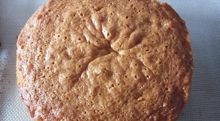 Выложить тесто для пирога с тыквой в форму, выпекать до готовности