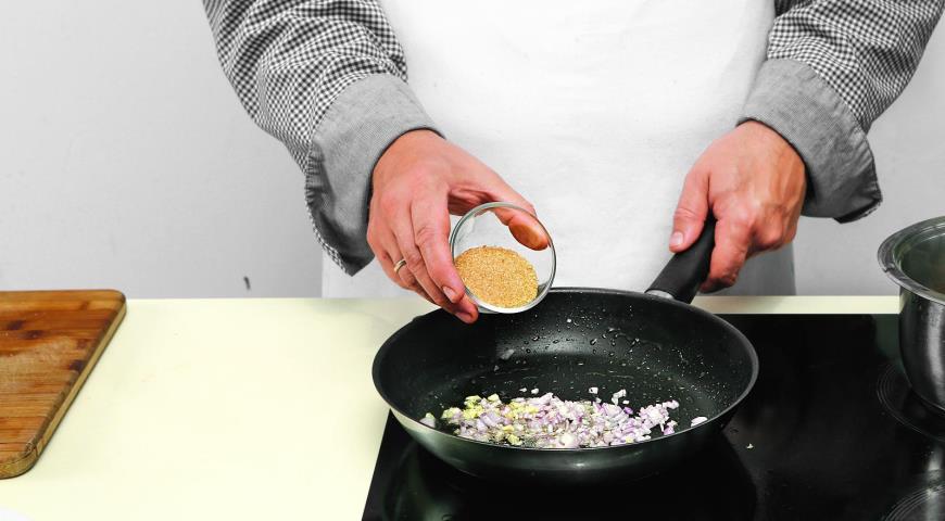 Фото приготовления рецепта: Салат из шпината с теплой заправкой из бекона, шаг №2
