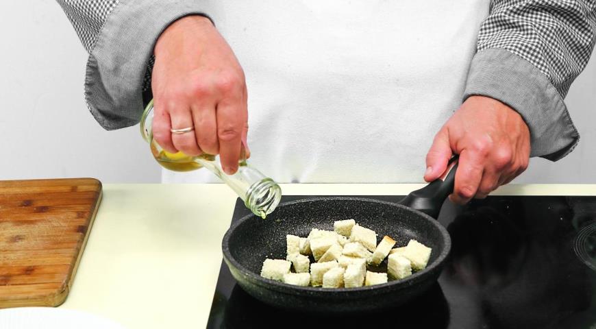 Фото приготовления рецепта: Салат из шпината с теплой заправкой из бекона, шаг №5