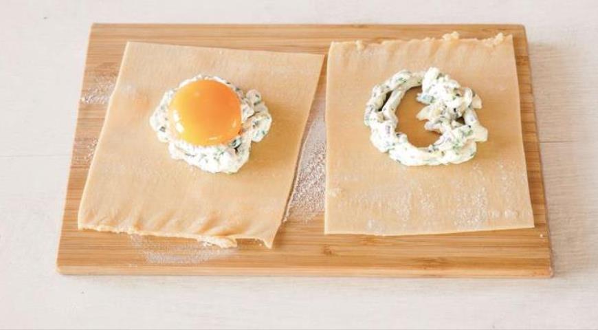 Фото приготовления рецепта: Равиоли с яйцом и рикоттой, шаг №7