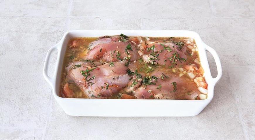 Фото приготовления рецепта: Запеченная курица с рисом и помидорами, шаг №4