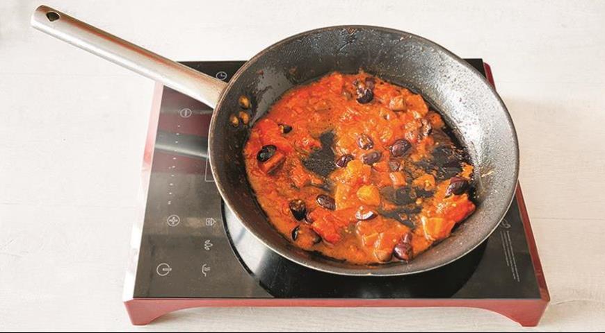 Фото приготовления рецепта: Паста с яйцом, помидорами и грецкими орехами, шаг №4