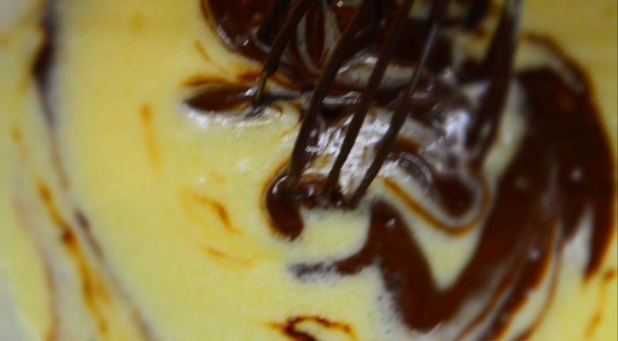 Добавляем растопленный шоколад в яичную массу для бисквита
