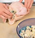 Фото приготовления рецепта: Цыпленок, фаршированный творогом и орехами, шаг №2