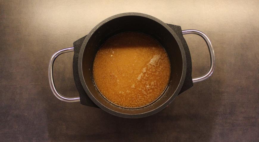 В карамельный соус добавляем сливочное масло, перемешиваем