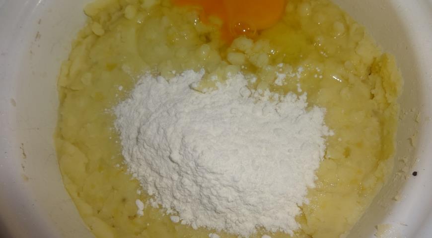 Смешиваем картофельное пюре с яйцом и мукой