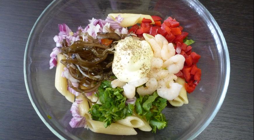 Заправляем салат с пастой, морской капустой и креветками майонезом