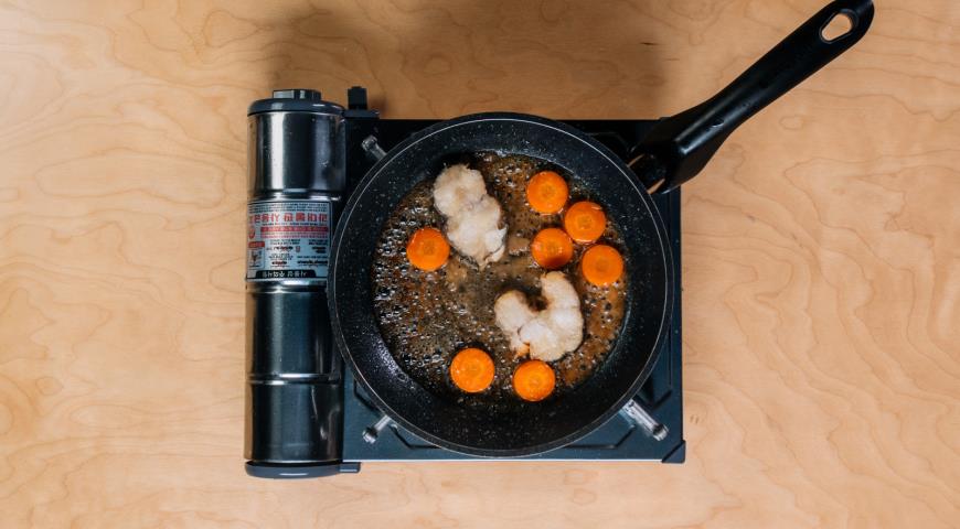 Фото приготовления рецепта: Мини-стейки из чёрного гренадёра с гречкой и морковью, шаг №4