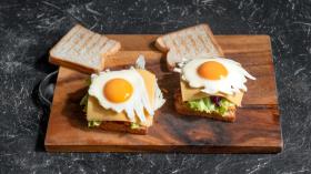 Фото приготовления рецепта: Суперсэндвичи с куриной грудкой, яйцами и помидорами, шаг №4