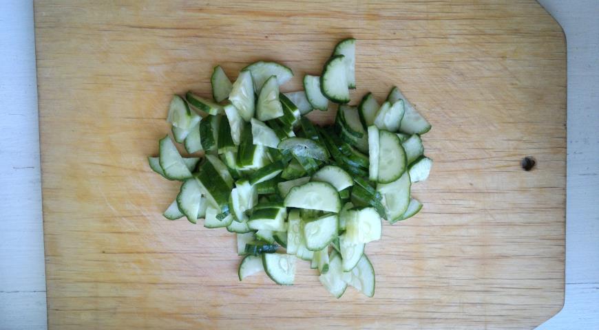 Фото приготовления рецепта: Весенний салат с пикантной заправкой, шаг №2