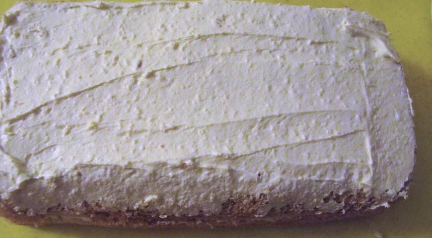 Пропитанный бисквит сиропом смазываем кремом для торта Сказка