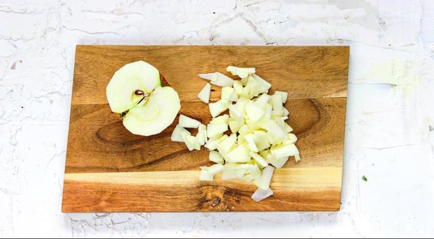 Фото приготовления рецепта: Творожная запеканка с лапшой и яблоками, шаг №3